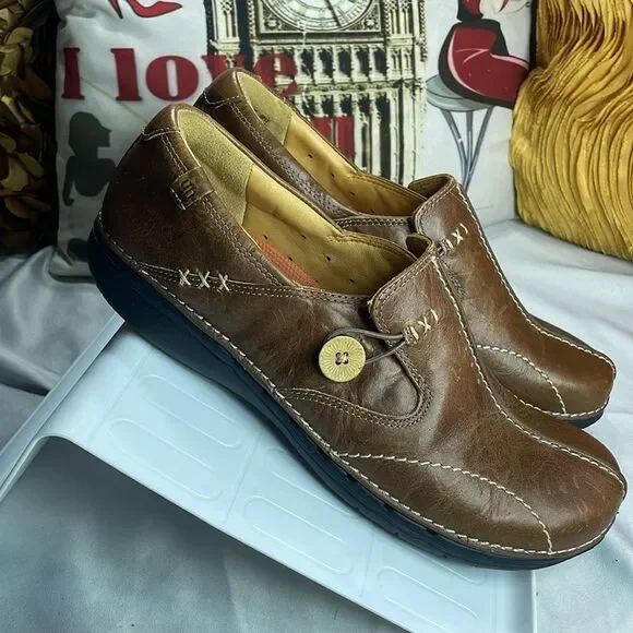 (B) Clarks Brown Leather Textured Slip On Shoes Women's Size 9 - Picture 3 of 13